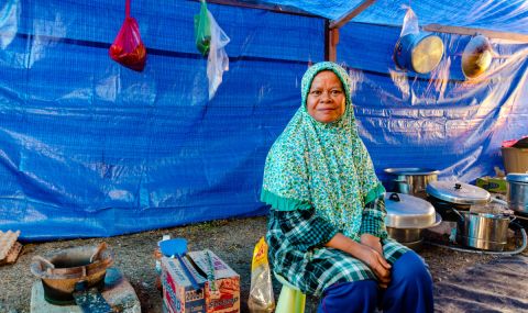 Ros, a volunteer cook, distributing nutritious food in the aftermath of the disaster